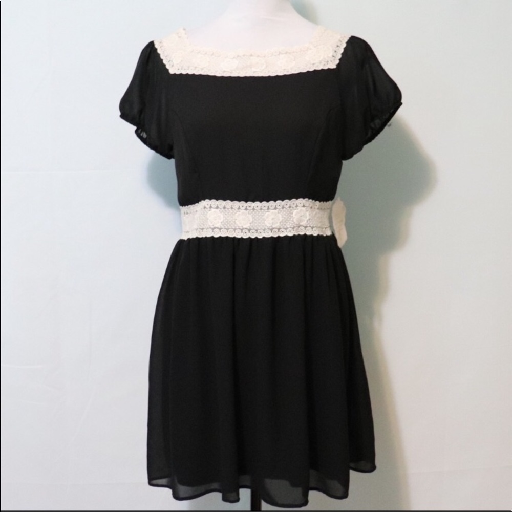 NWT Altar’d State black puff sleeved Dress square neckline V back size L